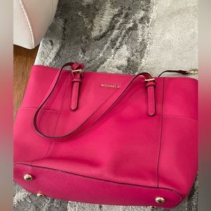 Michael Kors pink side pocket big size bag. New without tag.